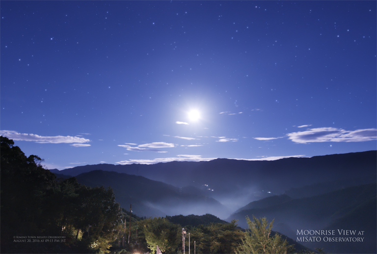星の塔から望む月の出 2016年8月20日