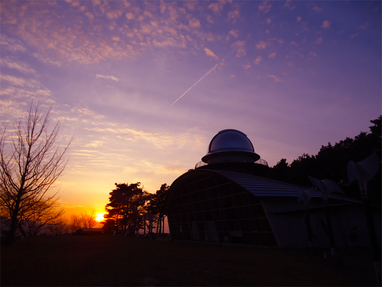 夕陽と飛行機雲 2015年2月28日