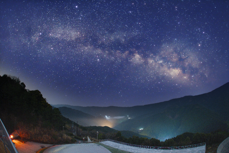 星の塔ベランダから観る夏の天の川