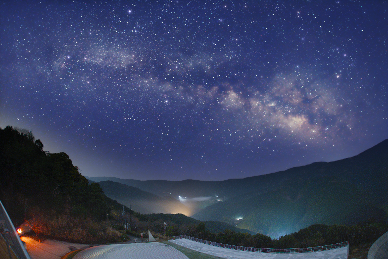 星の塔ベランダから観る夏の天の川