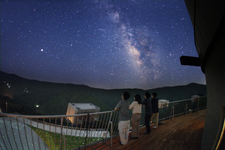 星の塔から見える天の川とリアル星空との競演プラネタリウム